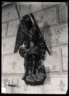 Groupe sculpté de Saint-Michel terrassant le dragon de l'église de Saint-Pierre-des-Ifs (Eure).