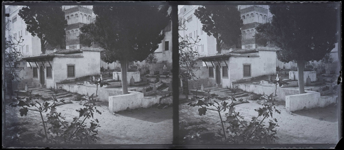 Cimetière dans une ville.