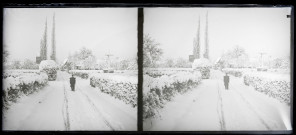 Jeune homme en tenue militaire prés d'un calvaire de campagne sous la neige.