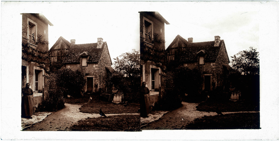 Femme dans la cour de sa ferme.