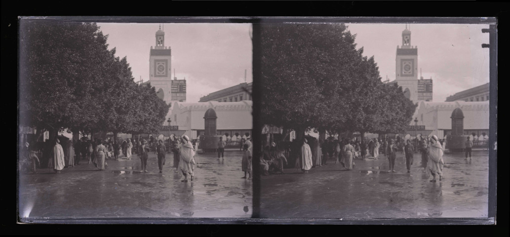 Place arborée et minaret d'une ville algérienne.