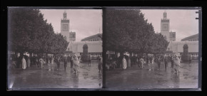 Place arborée et minaret d'une ville algérienne.