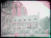 Cloître dans la cour d'Albane de la cathédrale Notre-Dame de l'Assomption de Rouen (Seine-Maritime).
