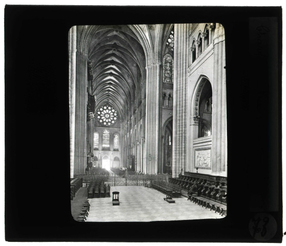 Cathédrale Notre-Dame de Chartres (Eure-et-Loir), vue sur nef vers l'ouest.