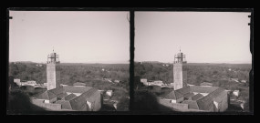 Vue générale de la campagne et d'un minaret.