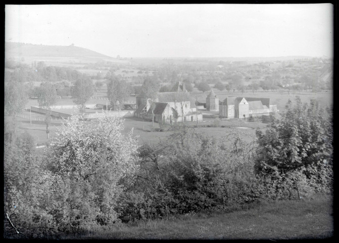 Ferme manoir et pigeonnier de la campagne normande.