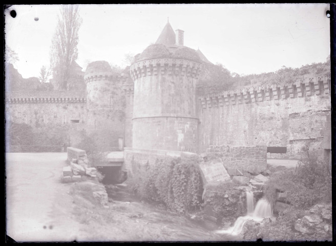 Porte Saint-Sulpice avec tours extra-muros de Fougères (Ille-et-Vilaine).