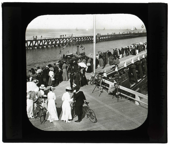 Passerelles et yacht de plaisance à Trouville-sur-Mer (Calvados) vers 1900.