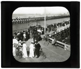 Passerelles et yacht de plaisance à Trouville-sur-Mer (Calvados) vers 1900.