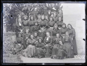 Groupe de femmes dans un jardin.