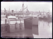 Bateaux de pêche dans le port de Boulogne-sur-Mer (Pas-de-Calais) et vue au loin de la cathédrale Notre-Dame.