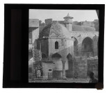 Mausolée et minaret au pied d'une citadelle.