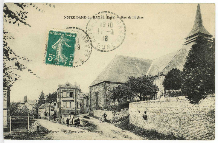 Notre-Dame-du-Hamel. Rue de l'Eglise.