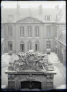 Vue sur le fronton et la cour intérieure d'un hôtel particulier ou d'un bâtiment administratif.