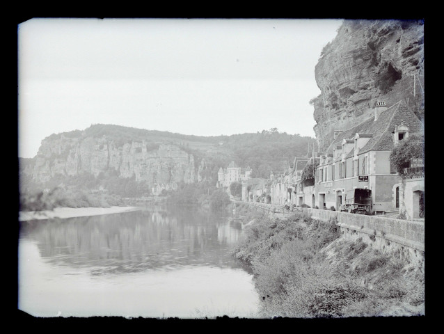 Château , hôtel et habitation sur les rives d'un fleuve.