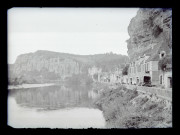 Château , hôtel et habitation sur les rives d'un fleuve.
