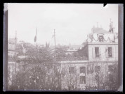 Défilé de troupes militaires devant la façade d'un bâtiment officiel.
