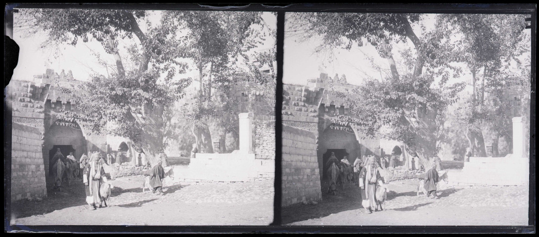 Hommes et femmes avec leurs montures devant de la porte de la ville Biredjik (Turquie).