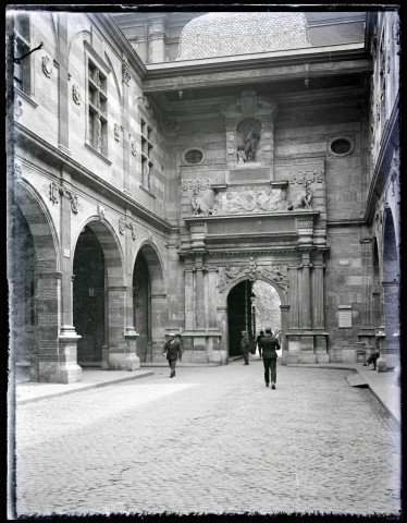 Porte de la cour Henri IV de l'hôtel de ville de Toulouse (Haute-Garonne).