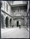 Porte de la cour Henri IV de l'hôtel de ville de Toulouse (Haute-Garonne).