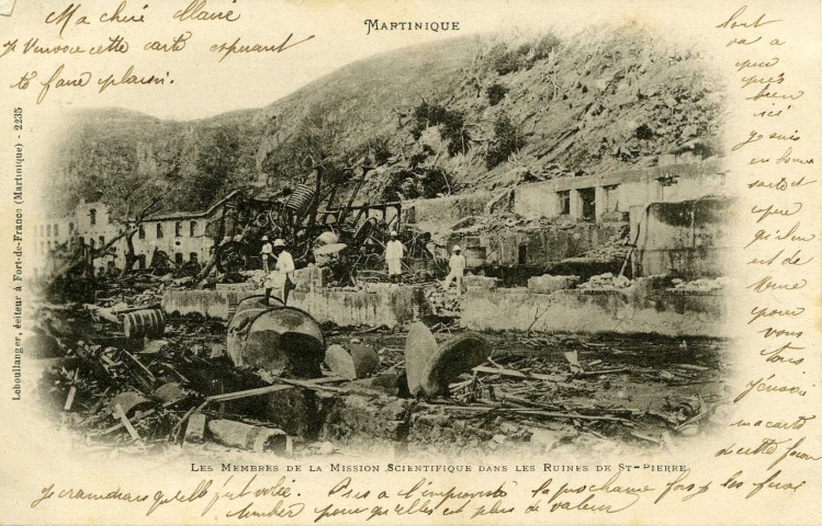 LES MEMBRES DE LA MISSION SCIENTIFIQUE DANS LES RUINES DE ST-PIERRE