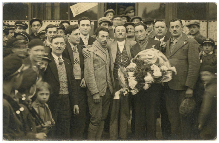 Louviers-Ville. Remise du bouquet au vainqueur de la course cycliste.