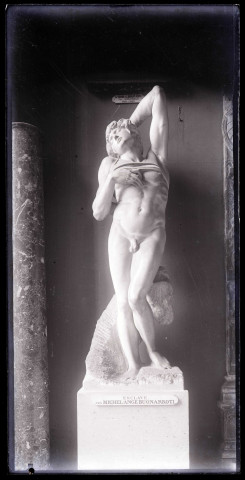 Statue « l'esclave » par Michel-Ange exposée au musée du Louvre de Paris (Seine).