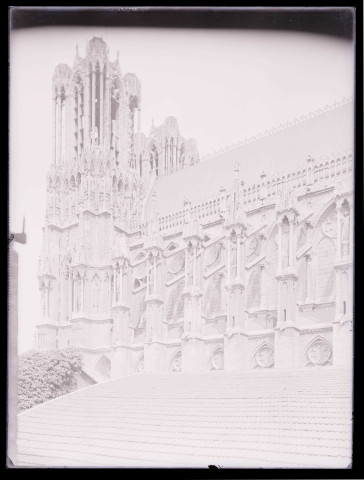 Façade sud, arcs-boutants, culées et tours de la cathédrale de Reims (Marne).