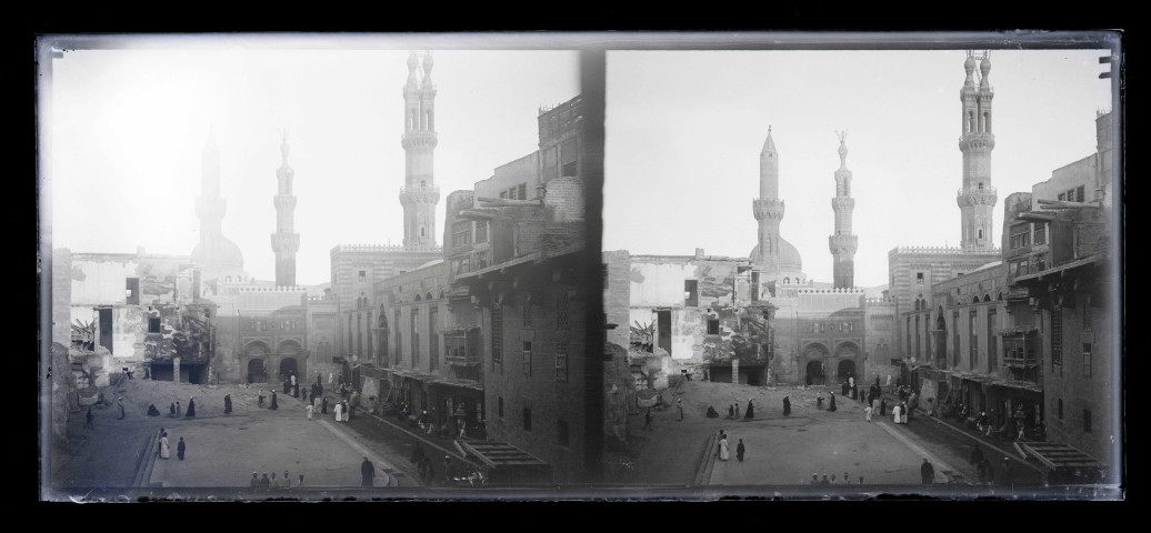 Ruelle et minarets du Caire (Égypte).