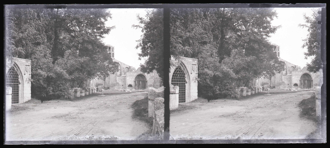 Sentier dans les environs des arènes d'Arles (Bouches-du-Rhône).