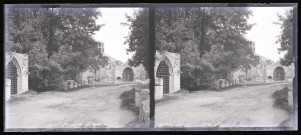 Sentier dans les environs des arènes d'Arles (Bouches-du-Rhône).