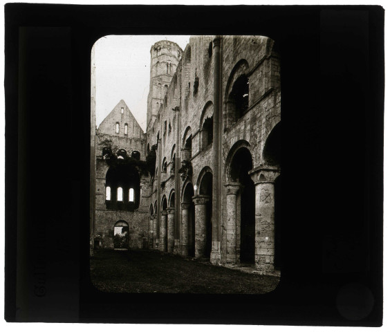 Église abbatiale Notre-Dame de l'abbaye Saint-Pierre de Jumièges (Seine-Maritime), nef.