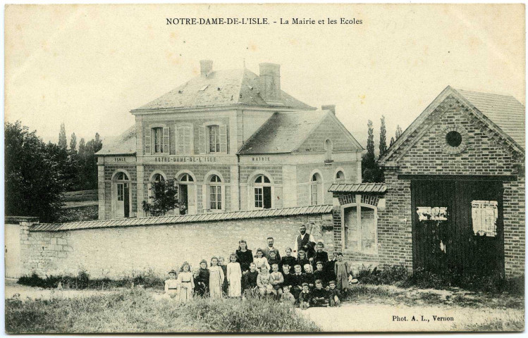 Notre-Dame-de-l'Isle. La Mairie et les Ecoles.