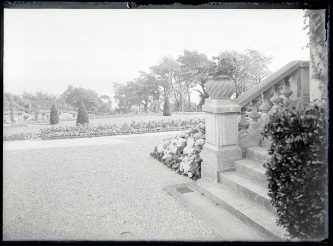 Vue d'ensemble du manoir « le Val fleuri » appartenant à M. Gallier.