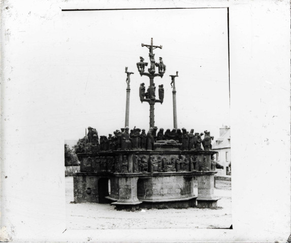 Calvaire du cimetière de l'église de Lopérec (Finistère).