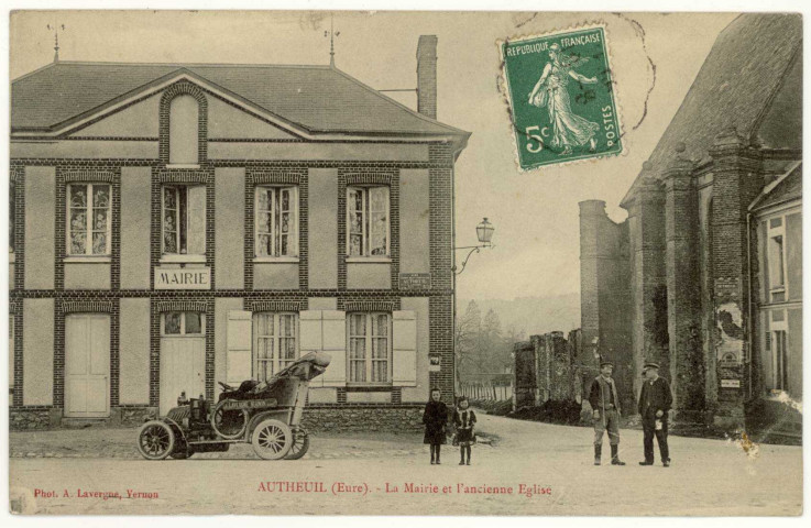 Autheuil. La Mairie et l'ancienne Eglise.