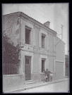 Portrait de famille devant une habitation de Charente.