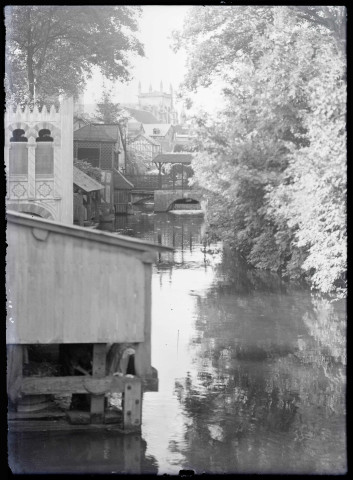 Lavoirs sur le bord du canal traversant Louviers (Eure).