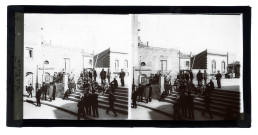 Siciliens discutant assis sur les marches d'une place de Girgenti en Sicile (Italie).