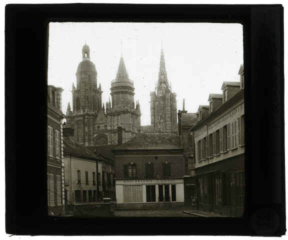 Cathédrale Notre-Dame d'Évreux (Eure), façade ouest prise de la rue de l'Abreuvoir avec la boulangerie Guigue.