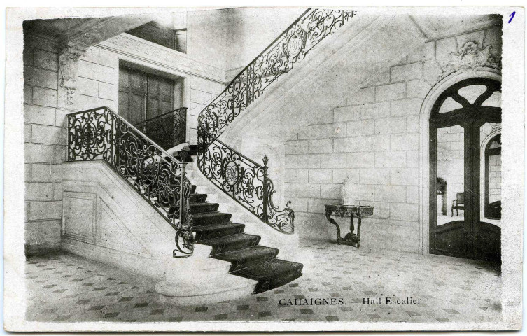 Cahaignes. Hall-Escalier.