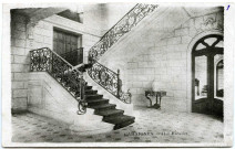 Cahaignes. Hall-Escalier.