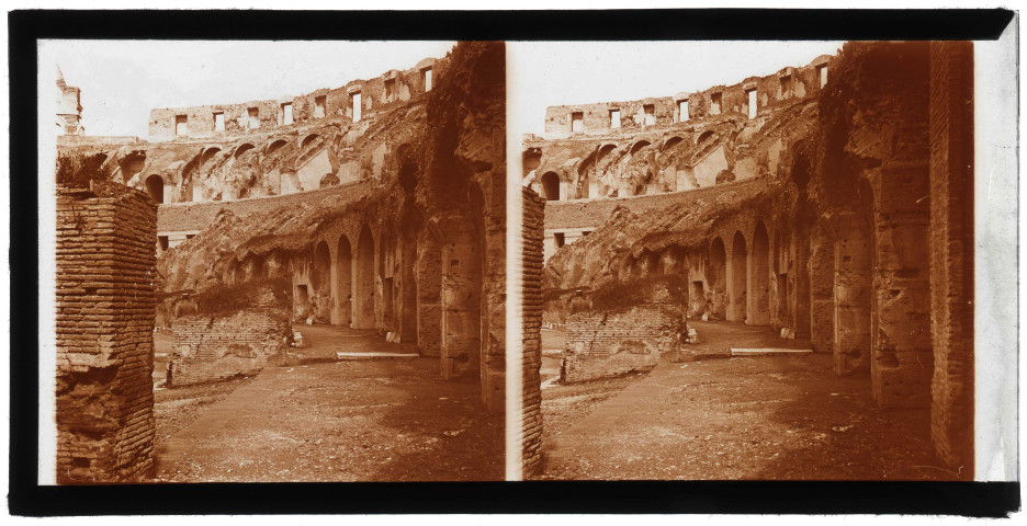 Ruines et vestiges d'arènes romaines.