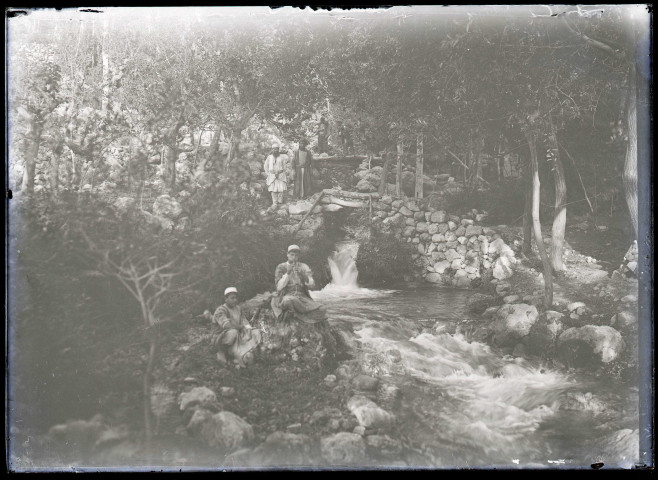 Pâtres et joueur de pipeau dans les cascades à Daphné (Turquie).
