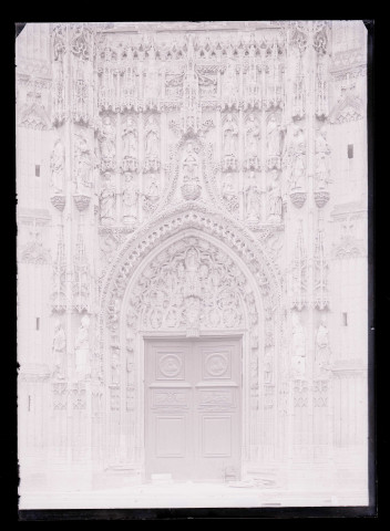 Portail central et tympan de l'église de Saint-Riquier (Somme).
