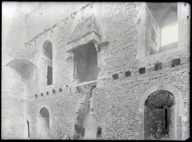 Restes de cheminées dans les ruines d'un donjon du château de Chambois (Orne).