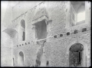 Restes de cheminées dans les ruines d'un donjon du château de Chambois (Orne).