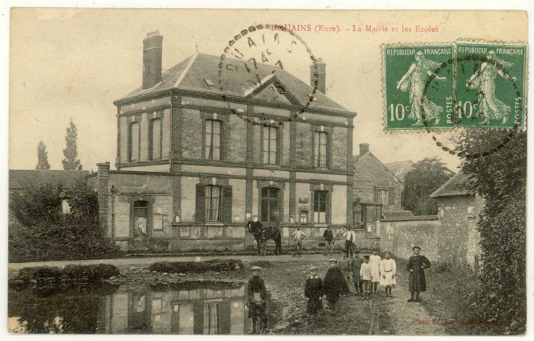 Douains. La Mairie et l'Eglise.