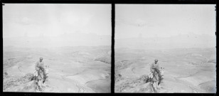 Vue générale des plaines désertiques prises du haut d'une montagne.