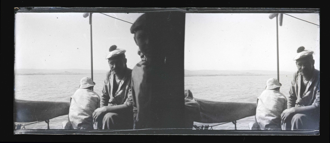 Marin français à bord d'une embarcation sur le Nil (Égypte).